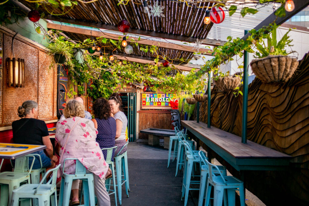 10 BUZZWORTHY Bars in Honolulu, Oahu (Helpful Guide)