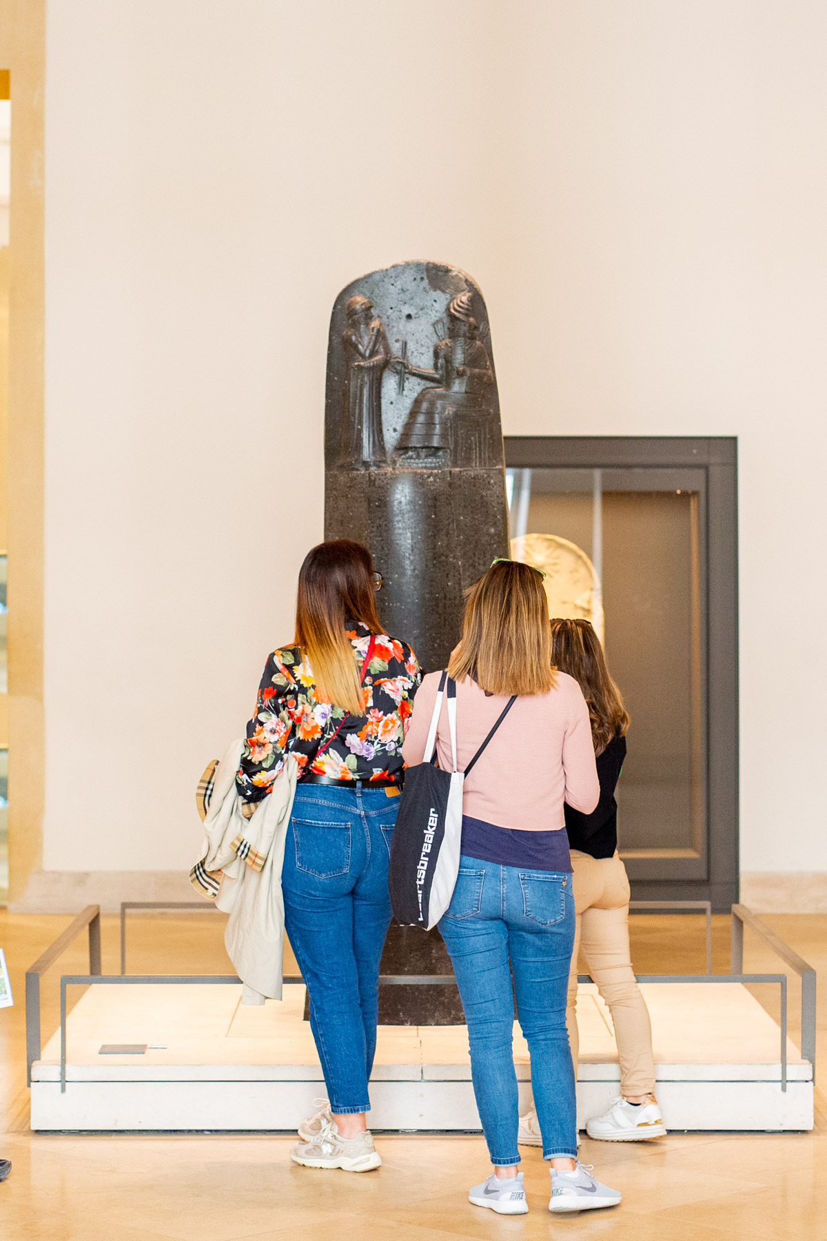 Girls looking at the Code of Hammurabi, Best things to see at The Louvre