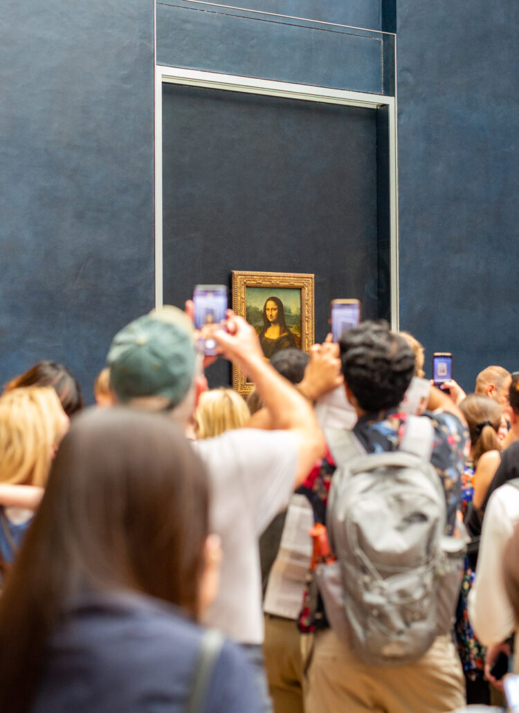Crowds of people taking photos of The Mona Lisa, Best things to see at The Louvre