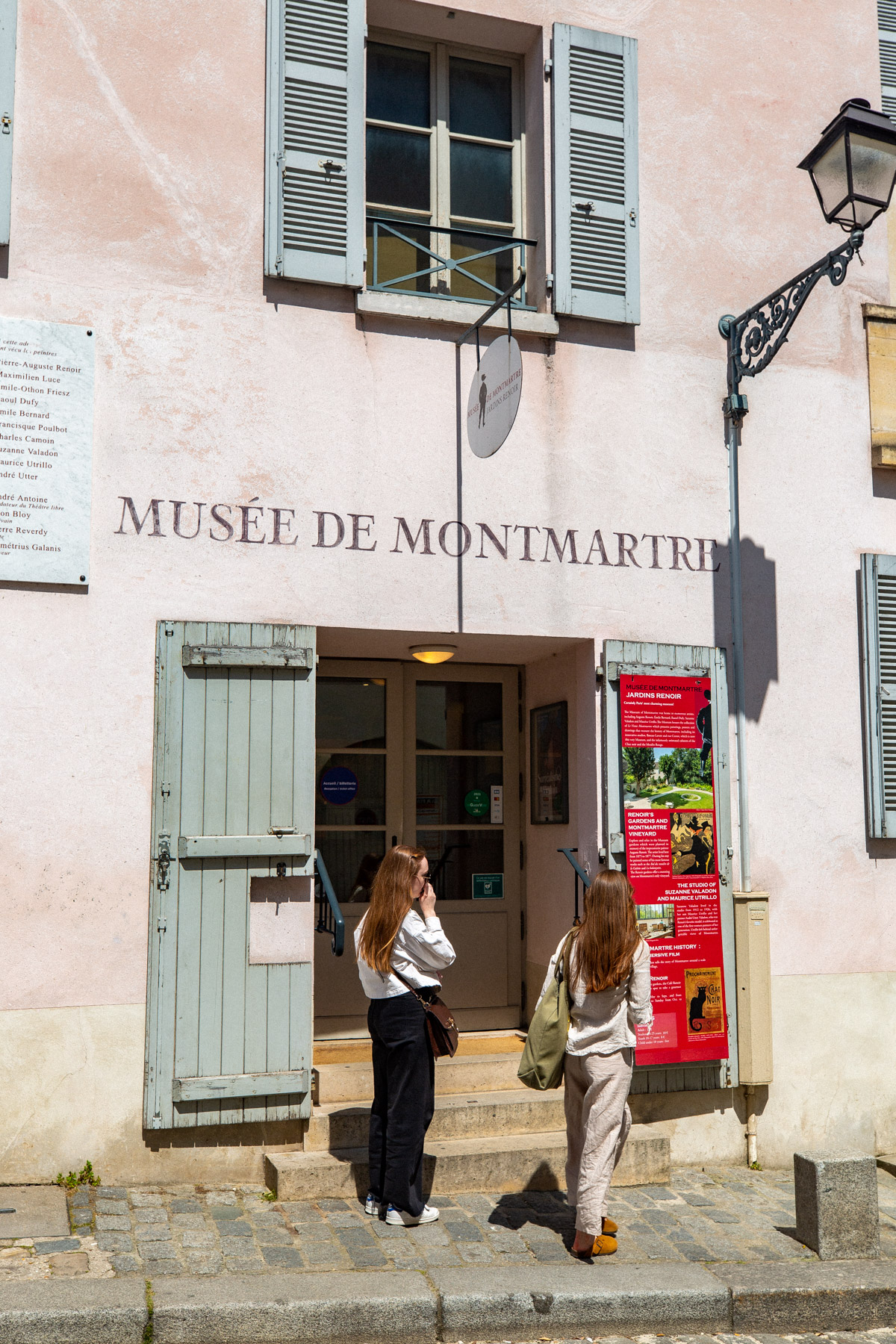 Musee de Montmartre, Two girls in front of the musee de montmartre, best museums, best things to do in Montmartre