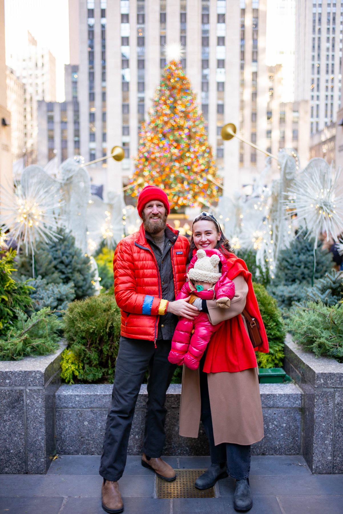 Family with kids in front of the Rockefeller Christmas Tree in NEW YORK CITY